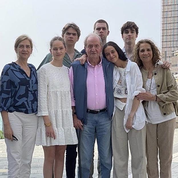 Lo que no se ve (pero todo el mundo se pregunta) en las fotos de la fiesta de cumpleaños del rey Juan Carlos en Abu Dabi
