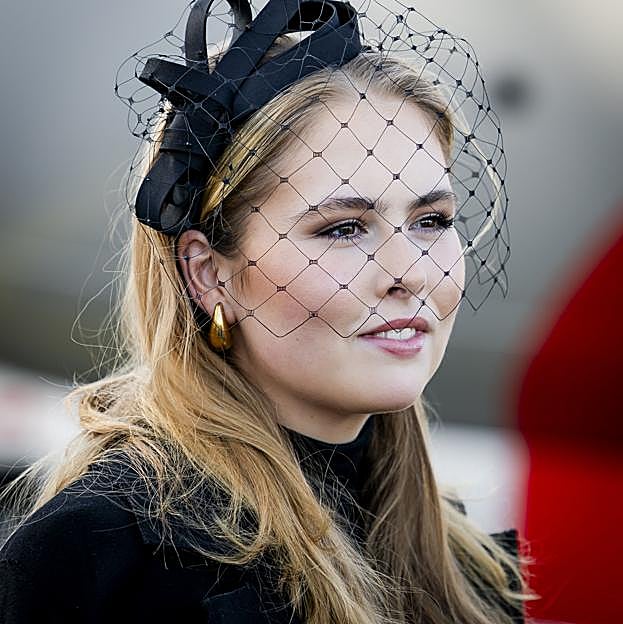 Amalia de Holanda deslumbra en el acto conmemorativo de Auschwitz con un espectacular total look negro de futura reina