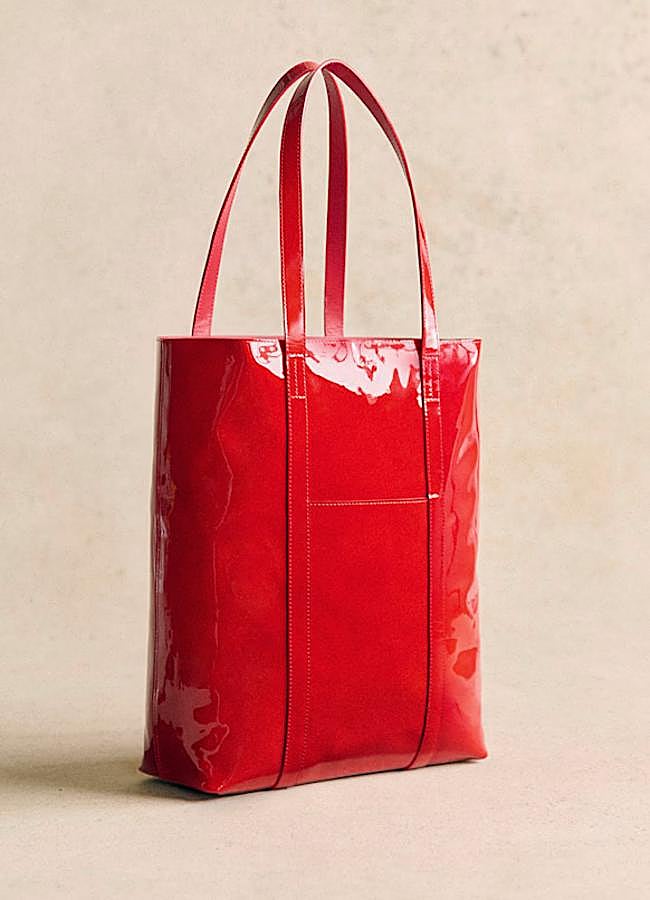 Imagen - Bolso tote en color rojo y efecto charol de Sézane.