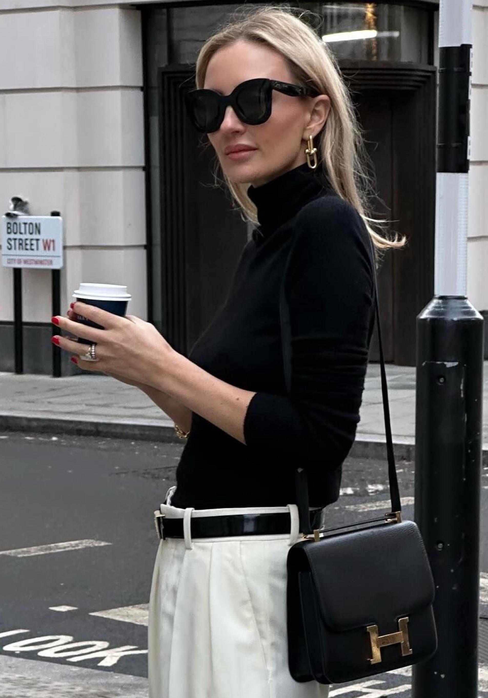 Influencer mayor de 50 años con jersey de cuello alto