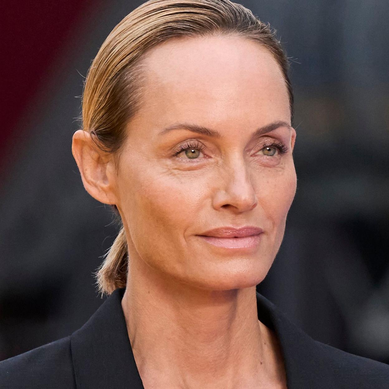Amber Valletta con piel madura a los 50 años