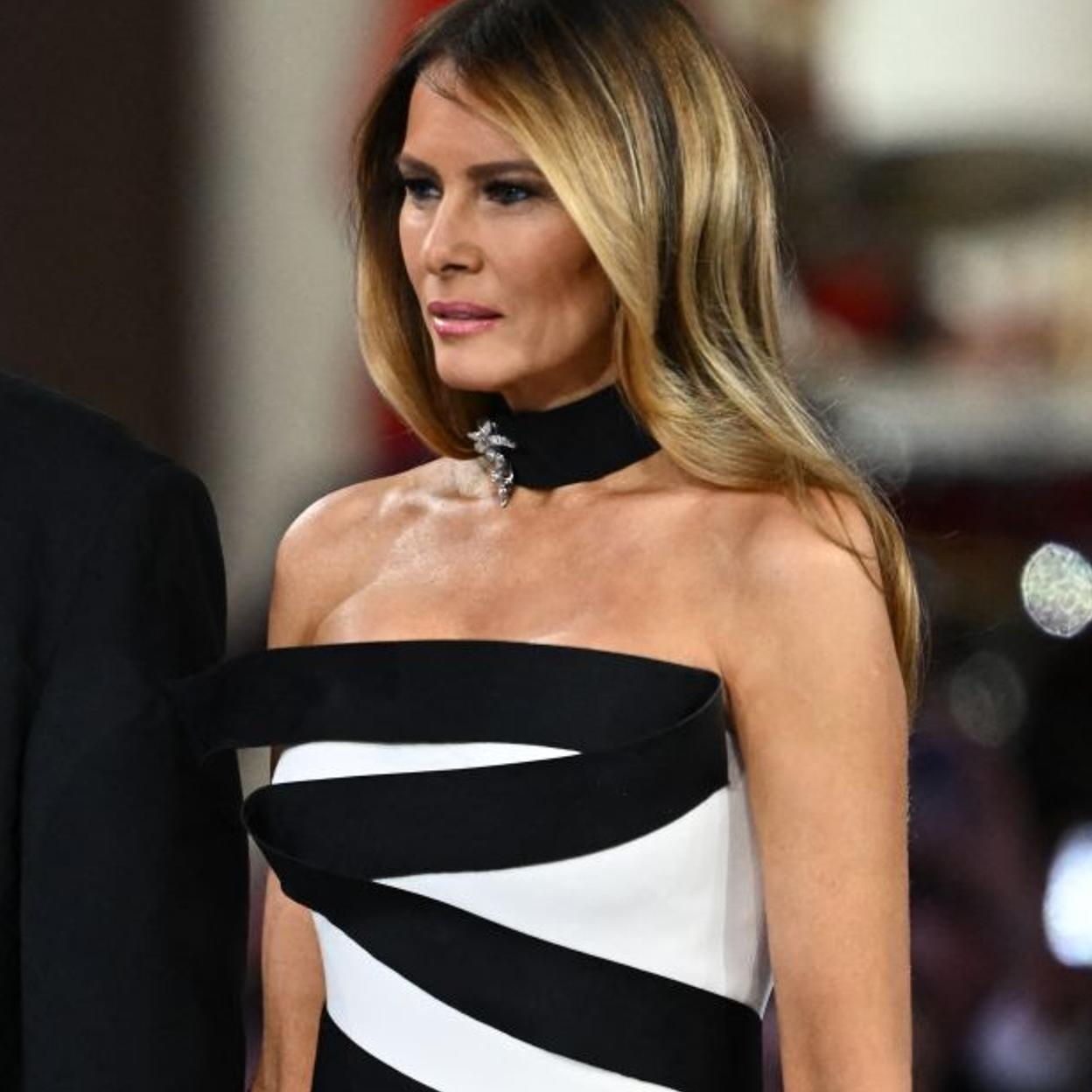 Melania Trump, con el vestido que Hervè Pierre diseñó para su segunda noche de inauguración de mandato. En el cuello, a modo de 'choker', lleva un broche de diamantes creado en 1955 por Harry Winston. 