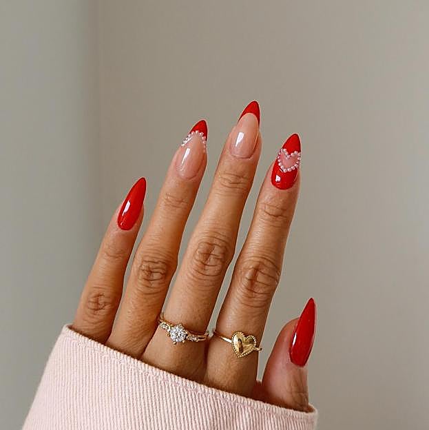 Uñas rojas con detalles de perlas