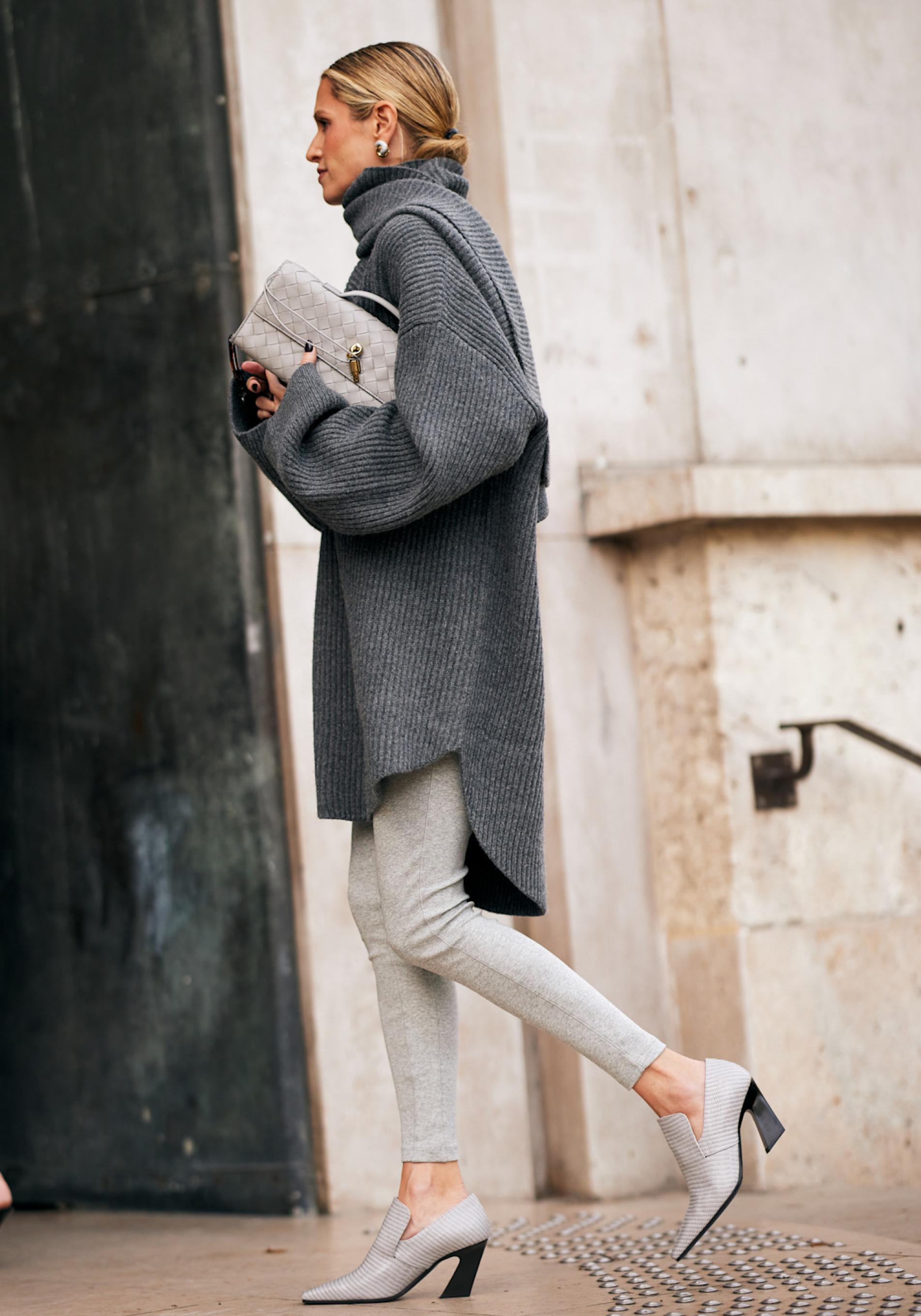 Mujer con zapatos de tacón ancho