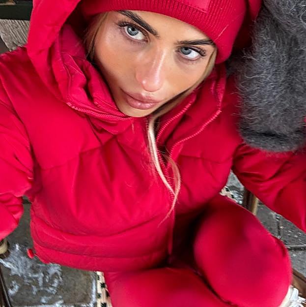 Mujer con un total look deportivo rojo. 