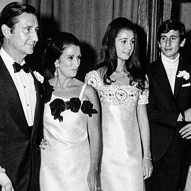 Carmen Martínez-Bordiú junto a su hermano, Francisco Franco, y sus padres, los marqueses de Villaverde, en su puesta de largo. 