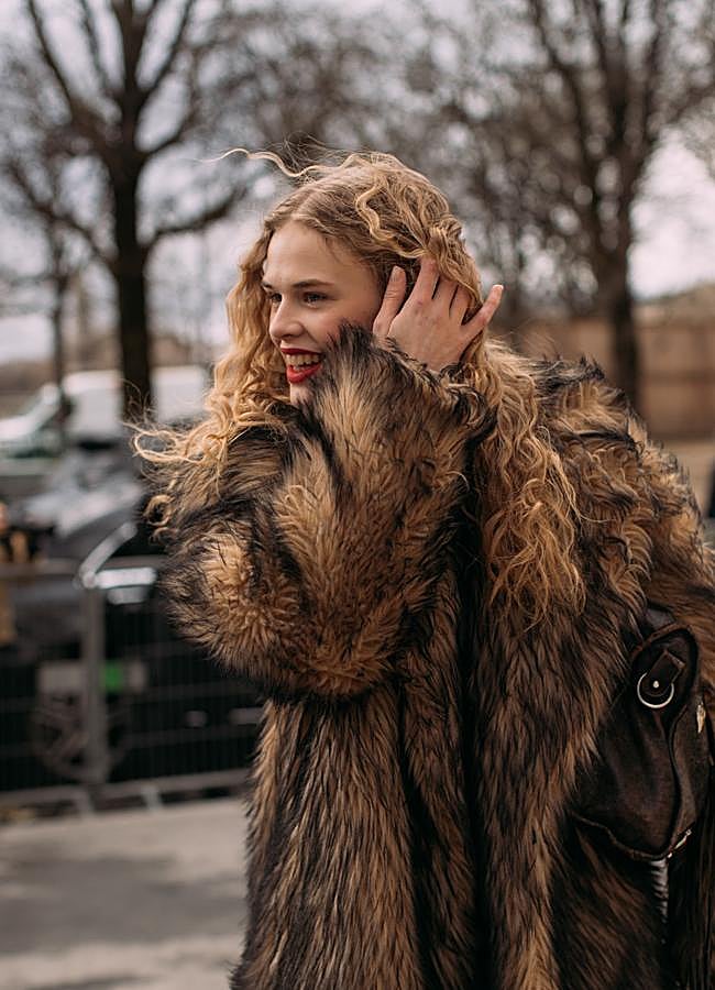Imagen - Una mujer con labial en rojo. Foto: Launchmetrics spotlight.