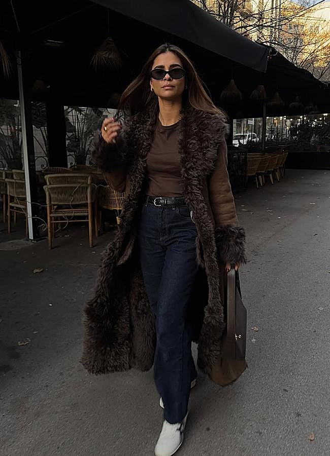 Imagen - Mujer con vaqueros oscuros y look marrón chocolate/@emitaz