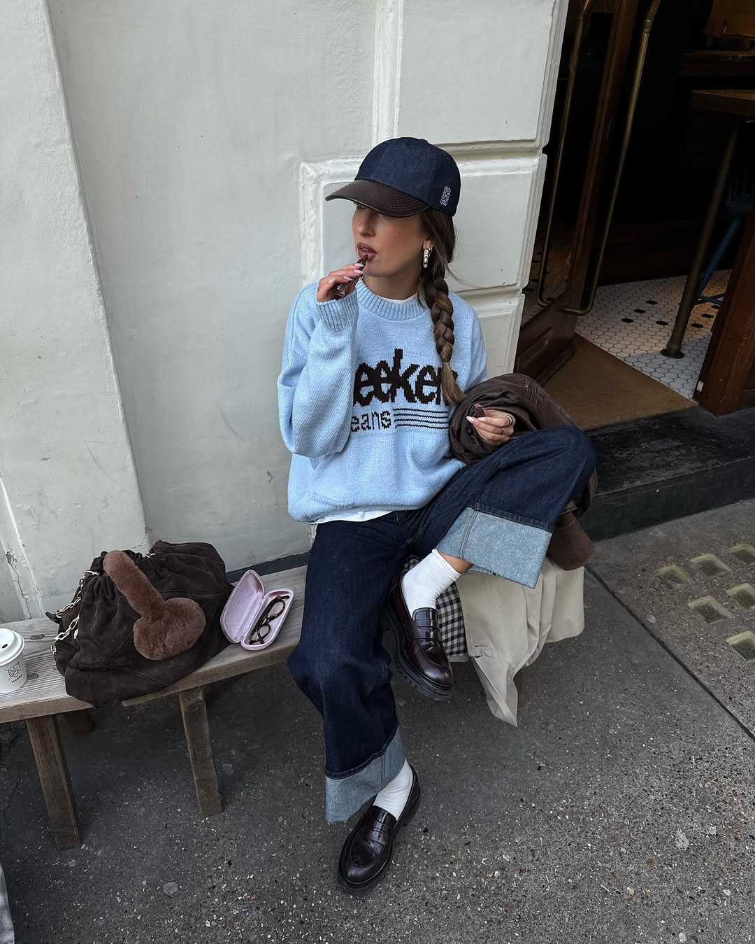 Imagen - Mujer con vaqueros oscuros, jersey de punto y mocasines/ @keziacook