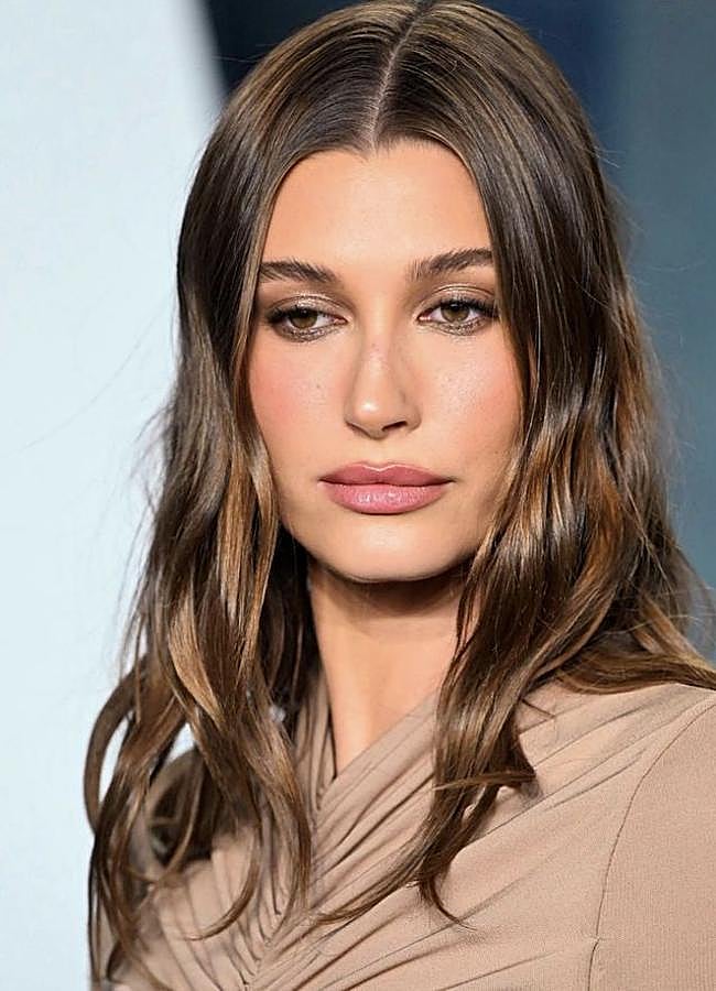 Imagen - Hailey Bieber con mechas woodlights/@maryphillips