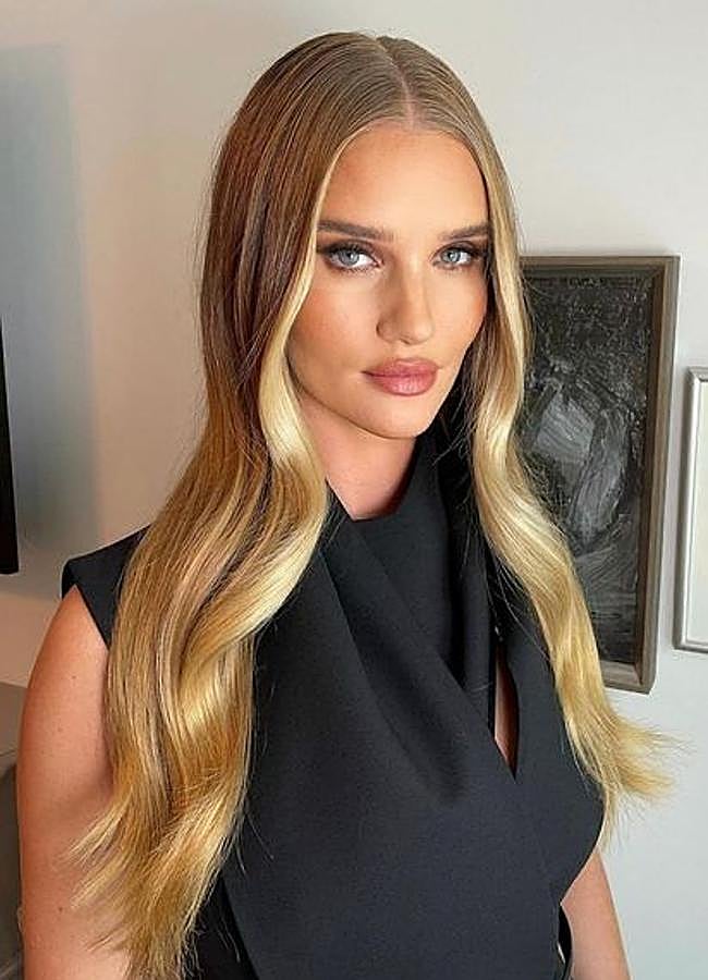 Imagen - Rosie Huntington-Whiteley con mechas halo/@cwoodhair