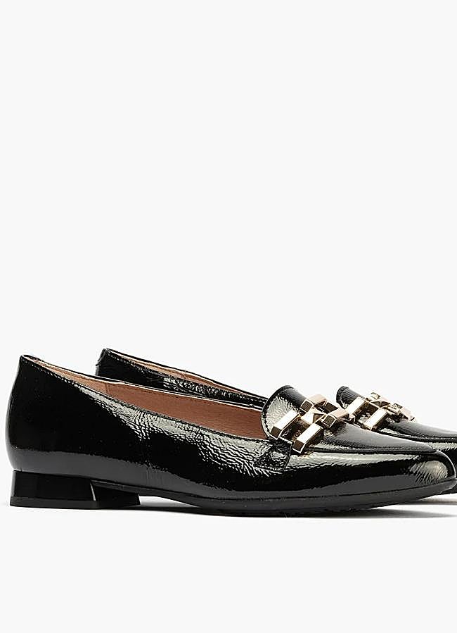 Imagen - Mocasines en charol y detalle de hebillas de Pitillos (55,97 euros).