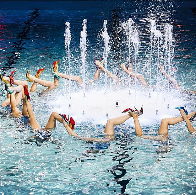 Imagen principal - Presentación del nuevo zapato Miss Z de Louboutin y silueta del modelo.