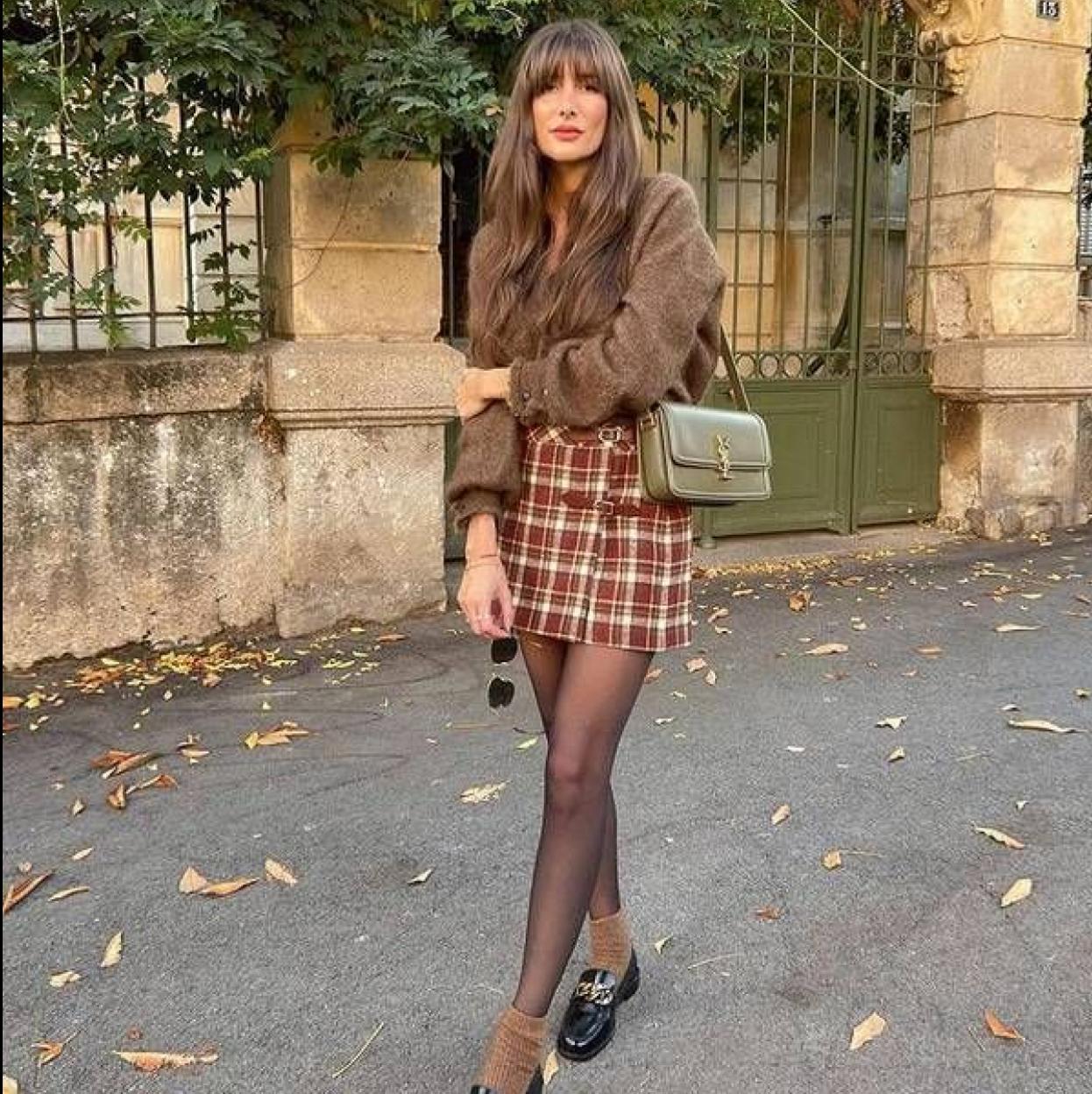 Influencer con falda corta de cuadros