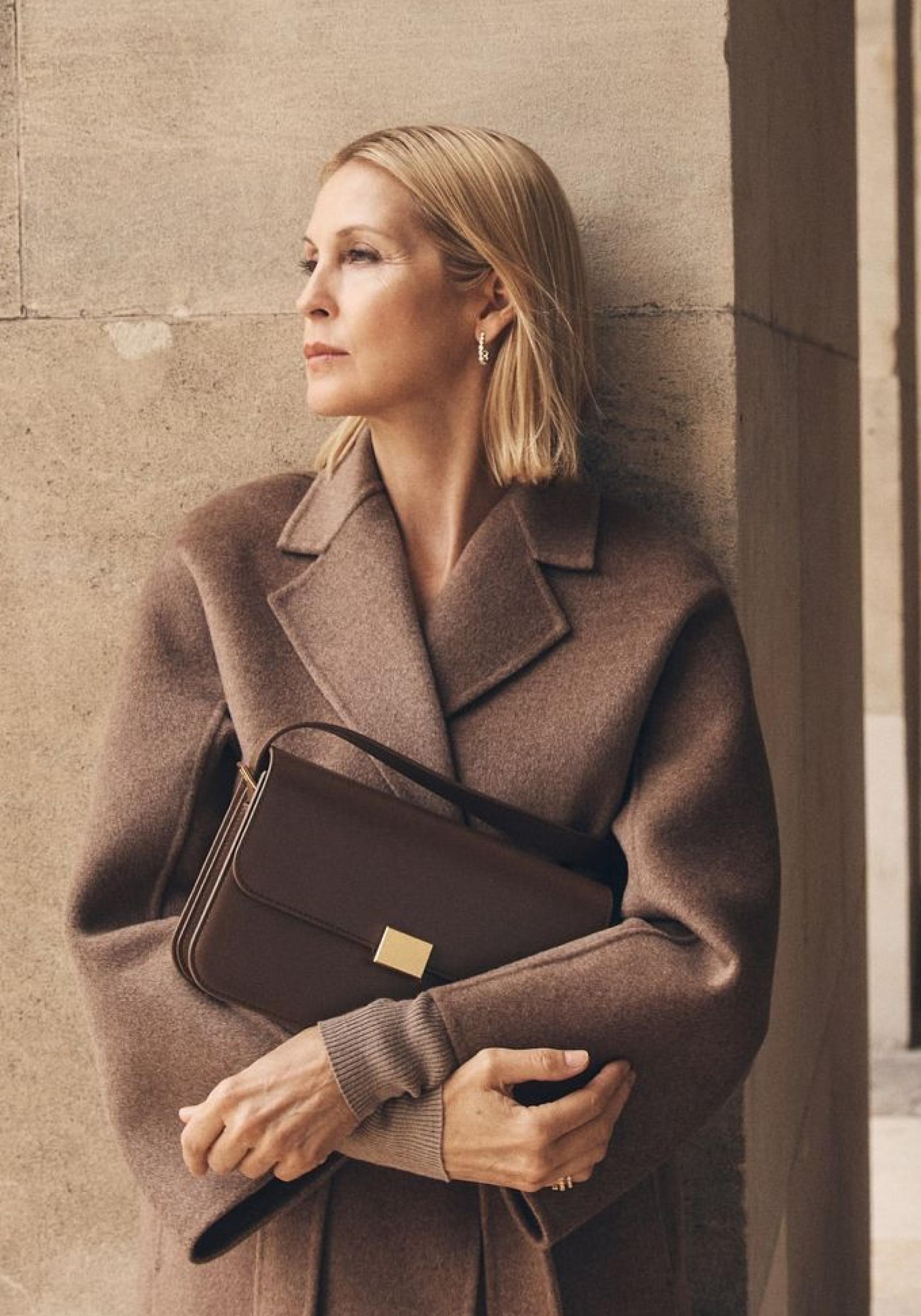 Kelly Rutherford a los 50 con abrigo mocha mousse