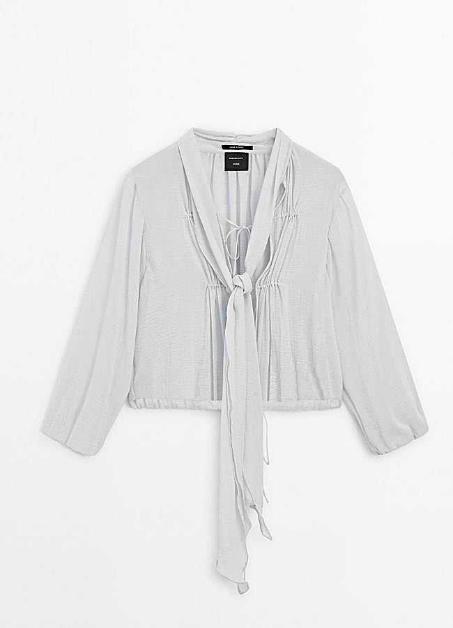 Imagen - Blusa con detalle de volantes de Massimo Dutti (39,95 euros).