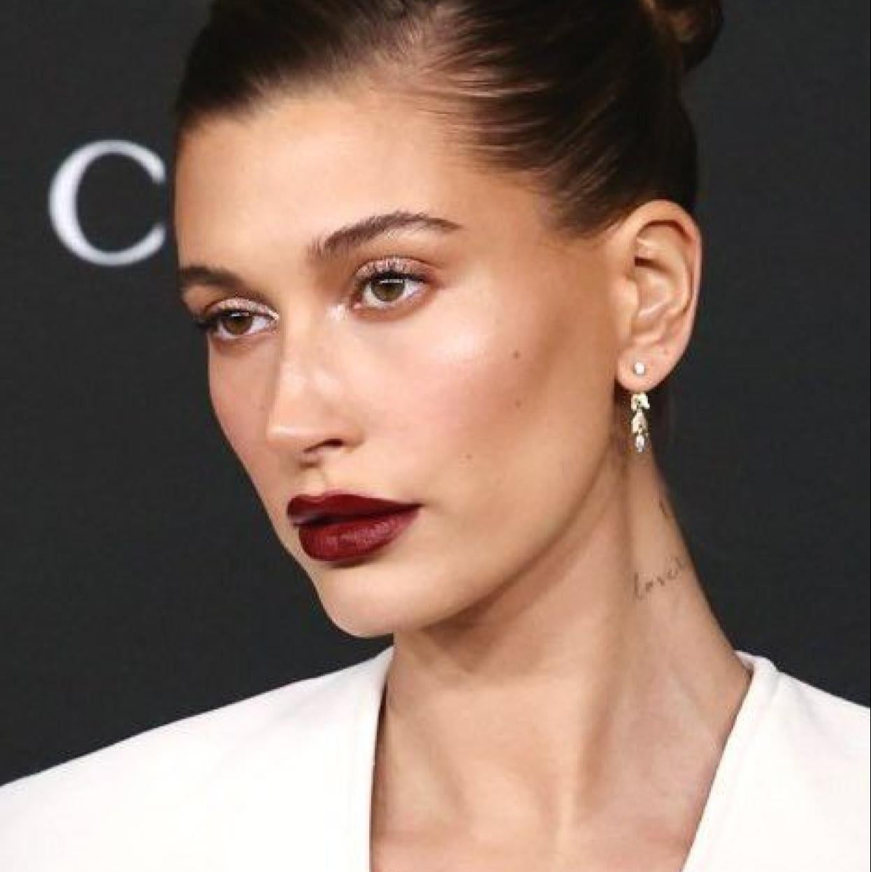 Hailey Bieber con pintalabios dark cherry