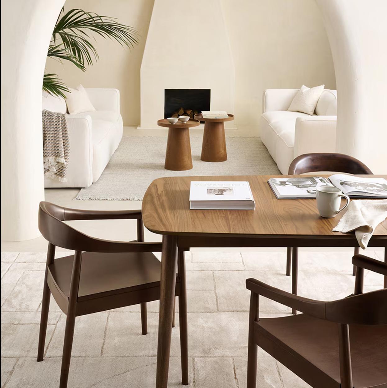 Muebles con truco para que un salón pequeño parezca más grande: sofás cama y mesas extensibles baratos