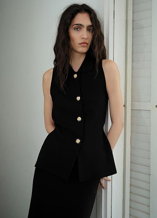 Imagen - Chaleco negro entallado con botones joya dorados