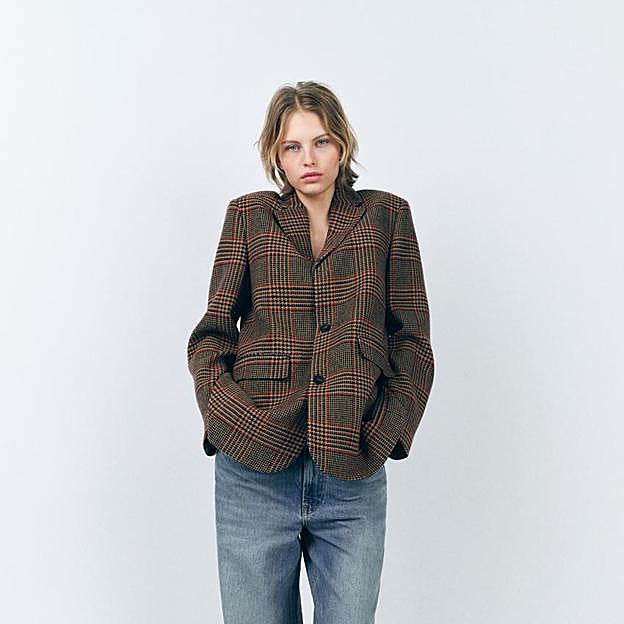 Imagen principal - Blazer con estampado de cuadros en marrón de Zara (49,99 euros).