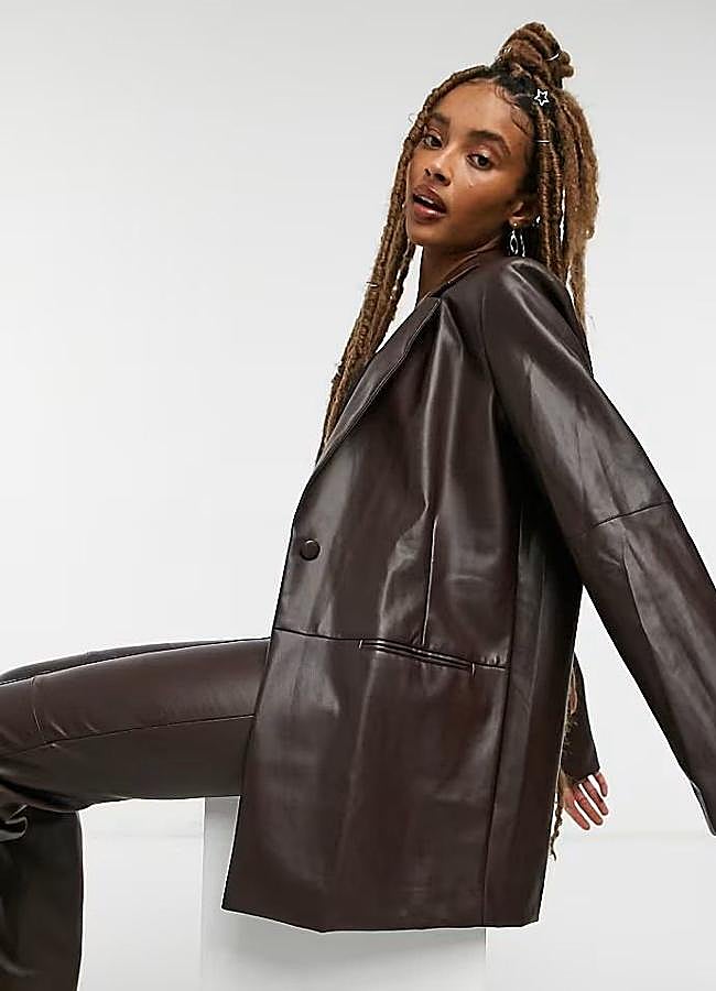 Imagen - Blazer efecto piel oversize marrón chocolate