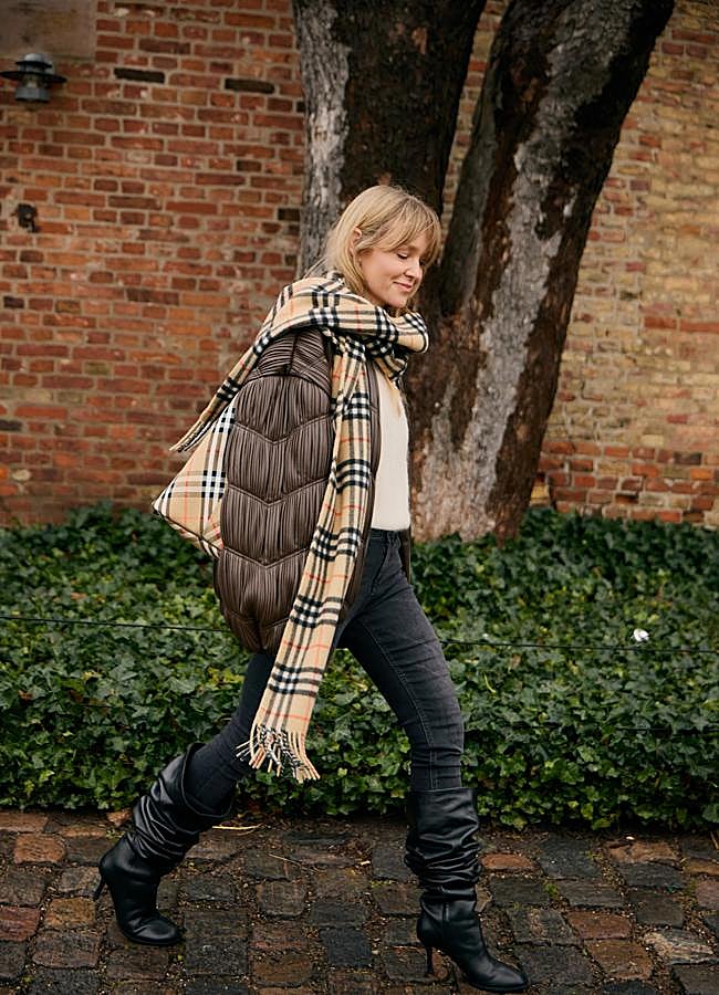Imagen - Jeanette Madsen con bufanda de Burberry. Foto: Launchmetrics spotlight.