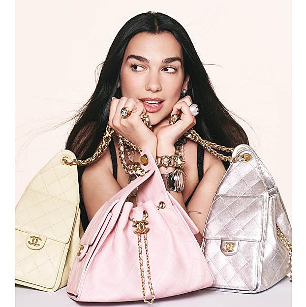Dua Lipa, imagen del nuevo bolso Chanel 25.