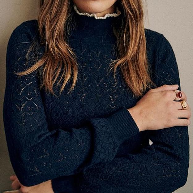 Imagen principal - El jersey de Sézane, las zapatillas de Adidas y la blazer de Sandro.