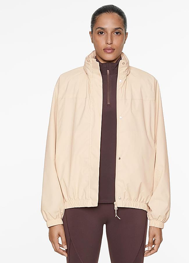 Imagen - Cortavientos repelente al agua de Oysho.