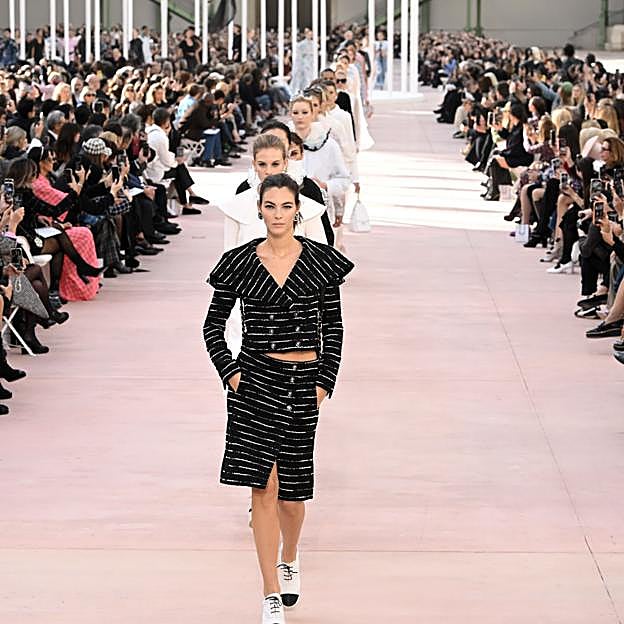 Ballet sneakers: las zapatillas en tendencia más femeninas y románticas que arrasan en 2025