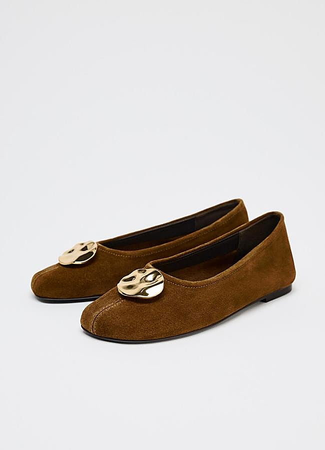 Imagen - Bailarina de piel con detalle de serraje de Zara.