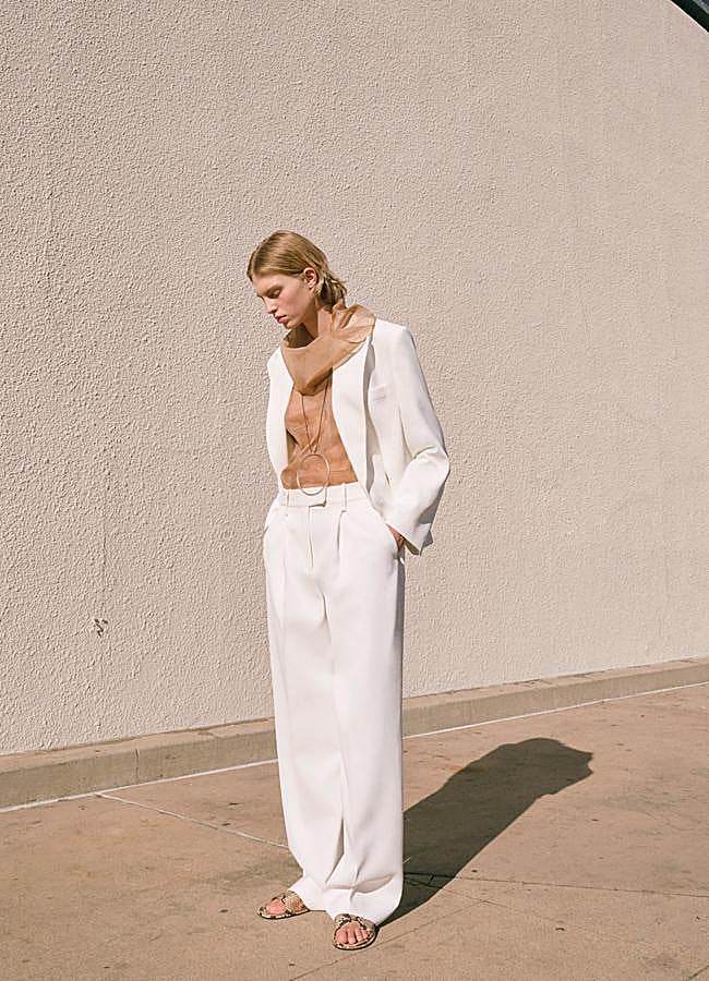 Imagen - Blusa de seda con cuello asimétrico (69,99 euros). Foto: Mango.