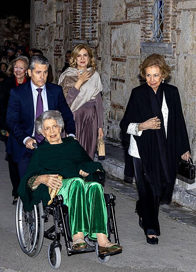 Imagen - La princesa Irene, la infanta Cristina y la reina Sofía en su llegada a la boda griega. / GTRES