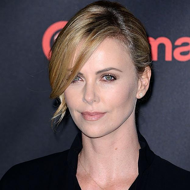 Charlize Theron con flequillo de lado.