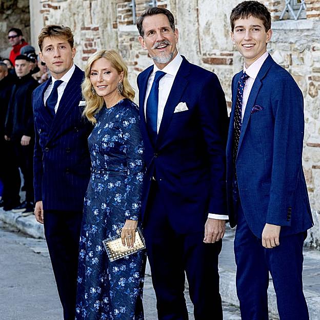 Marie-Chantal Miller y Pablo de Grecia acudieron a la noda del príncipe Nicolás con dos de sus hijos. 