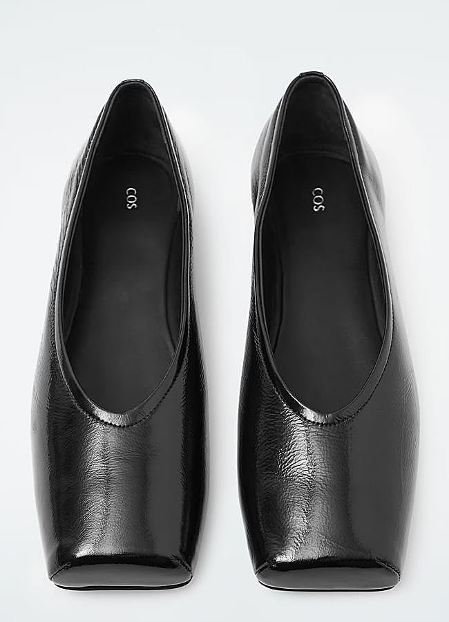 Imagen - Bailarina de punta cuadrada negra de COS, 125 euros.