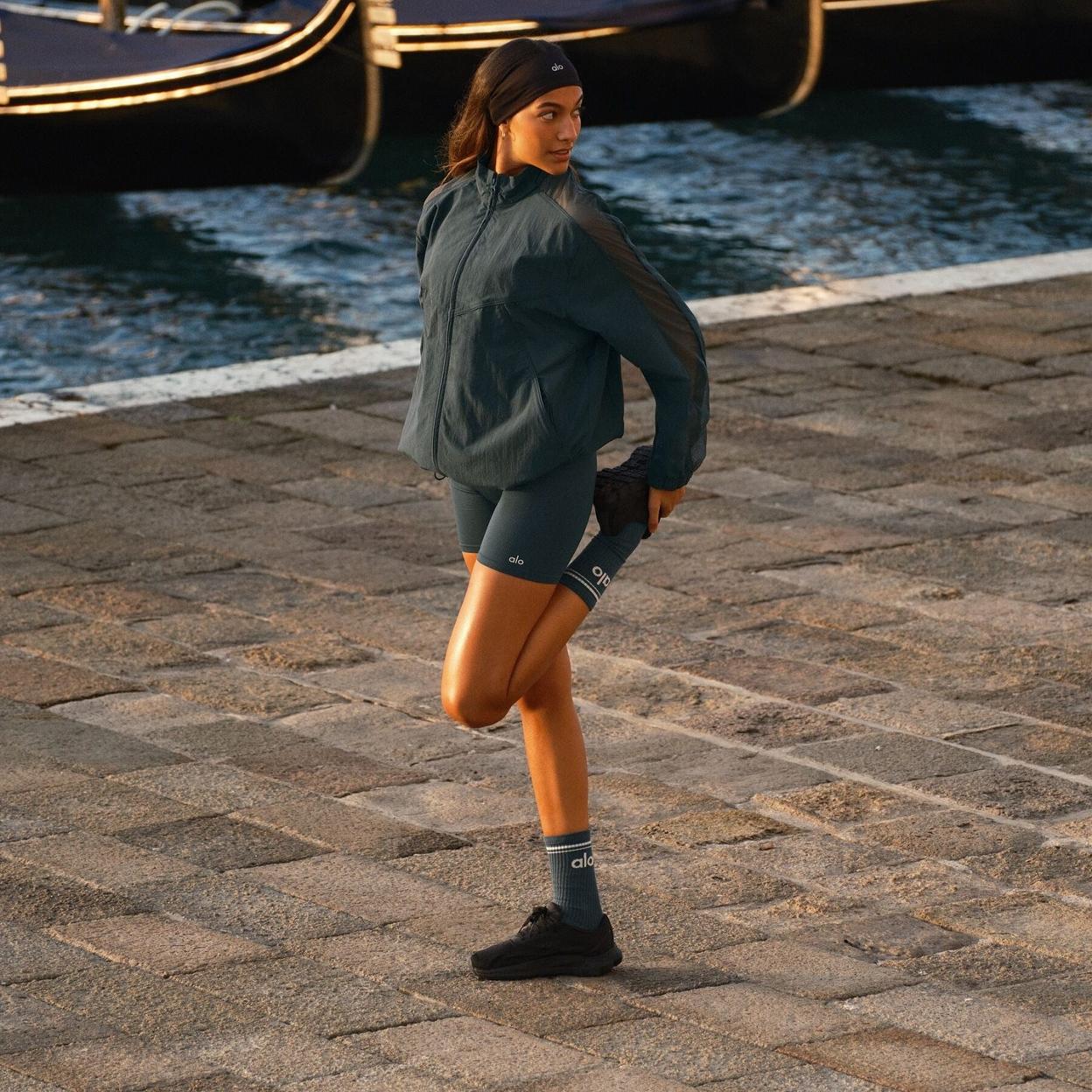 Mujer haciendo ejercicio al aire libre. 