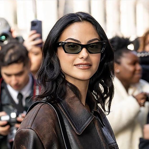 Camila Mendes con corte de media melena a capas