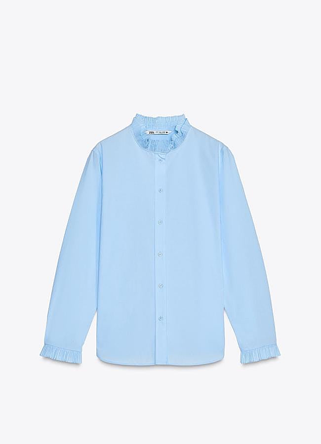 Imagen - Camisa con cuello volantes en azul claro de Zara.