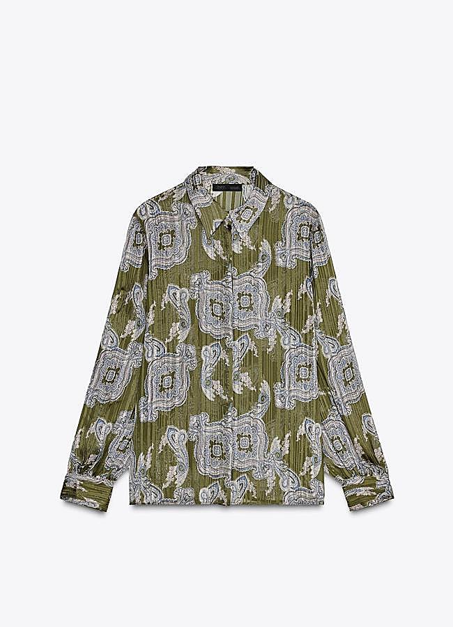 Imagen - Camisa con estampado de hilo metalizado en verde de Zara.