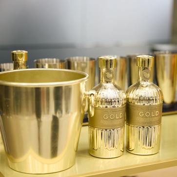 Imagen secundaria 1 - El bindis de final de desfile se hizo con los cócteles de Gin Gold.