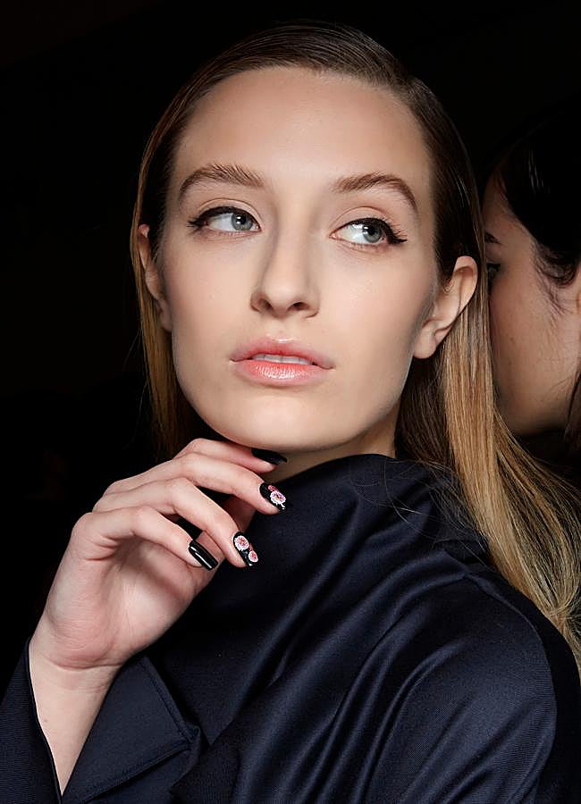 Imagen - Una manicura en negro con diseño floral. Foto: Launchmetrics spotlight.