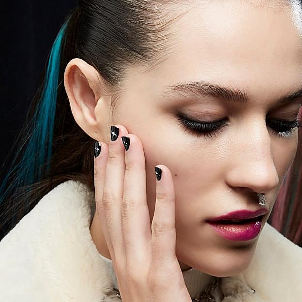 Cinco diseños de uñas negras para lucir antes de que comience la primavera