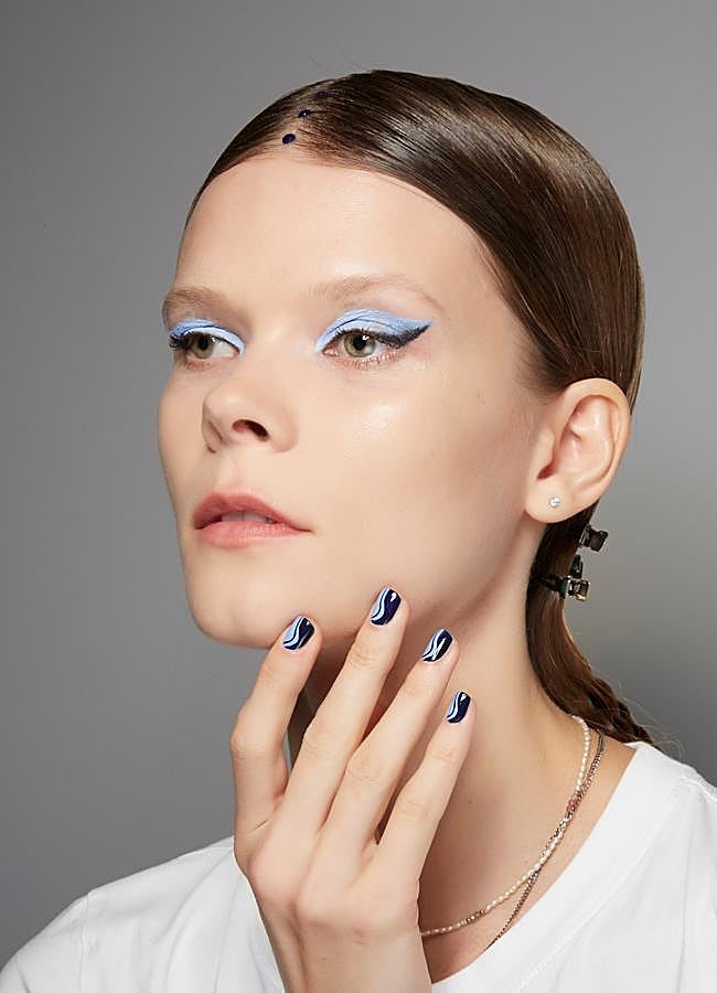 Imagen - Uñas en azul y negro. Foto: Launchmetrics spotlight.