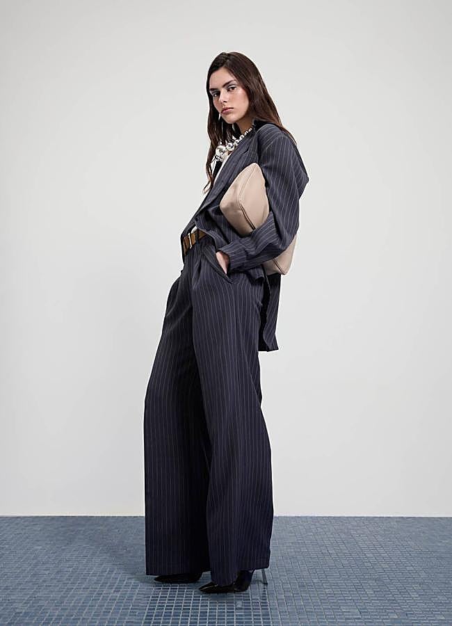 Imagen - Una modelo con traje de sastrería con raya diplomática que forma parte de la nueva colección de otoño-invierno 25/26 de Moisés Nieto. Foto: Pablo Paniagua.