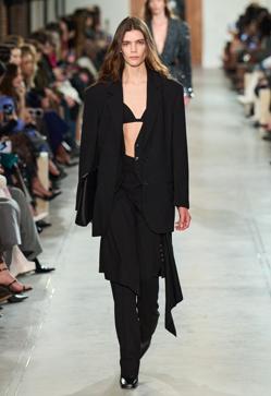 Imagen secundaria 2 - Looks del desfile FW25 de Michael Kors.