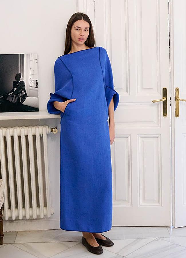 Imagen - Una de las modelos luciendo un vestido en color azul de la nueva colección del diseñador Marcos Luengo. Foto: Pablo Paniagua.