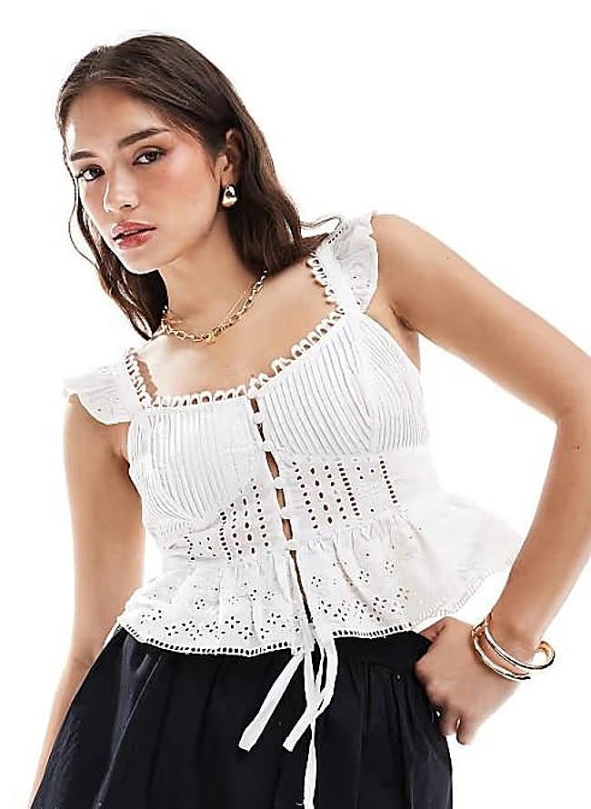 Imagen - Camiseta blanca en tejido bordado perforado