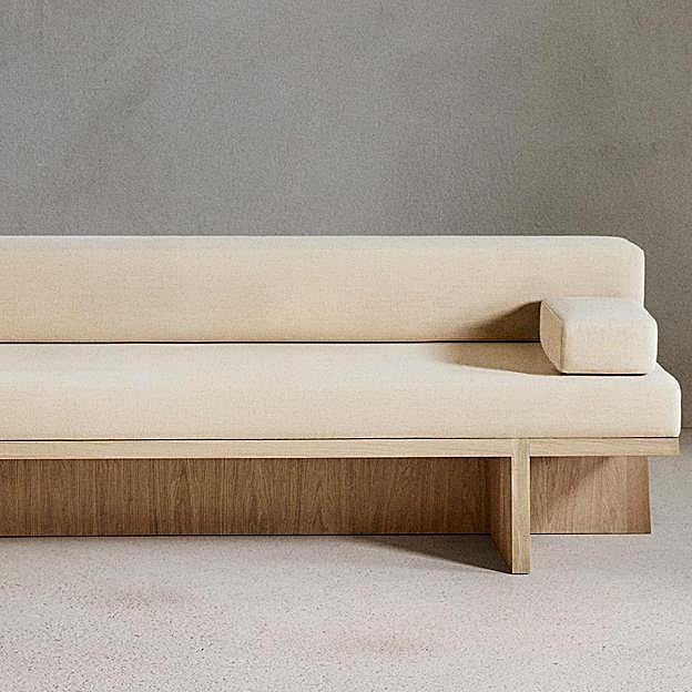 Imagen principal - Daybed 01 en color crudo (1.800 euros); Chaise Longue 01 en madera de roble y piel (2.200 euros) y Lounge Chair 02 de madera de fresno (749 euros).