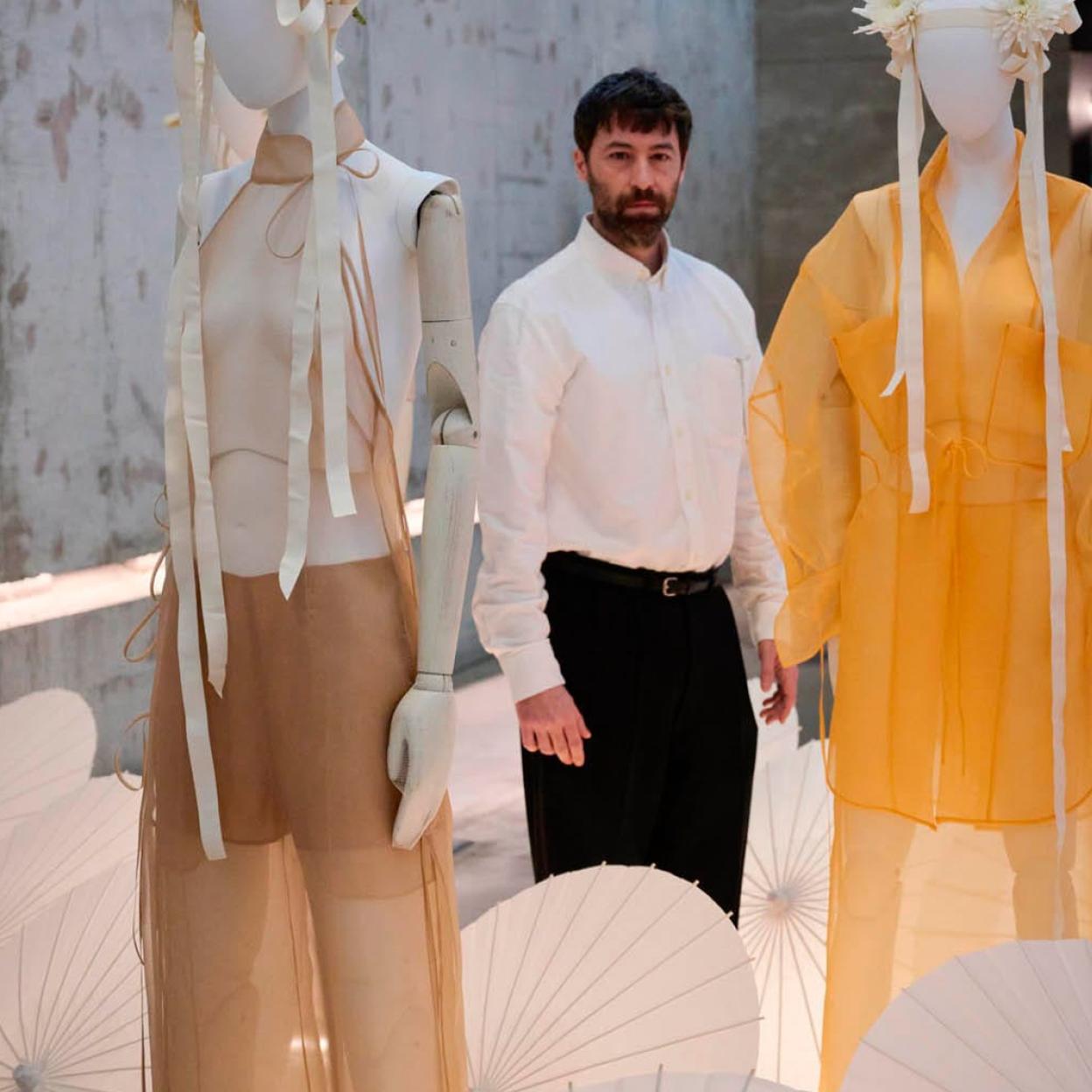 Juan Vidal junto a los diseños de su colección.